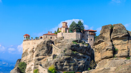 Obraz premium monastery of varlaam on cliff rock formations in meteora greece travel concept