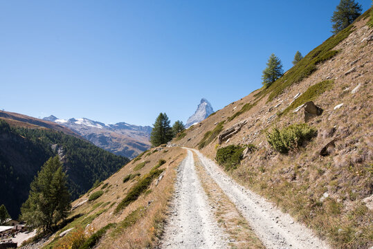 Hochwanderwege auf der Alm Sunnegga mit Blick auf das Matterhorn &uuml;ber Zermatt Schweiz