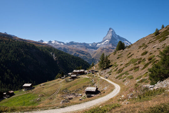 Hochalm mit traditionellen H&uuml;tten am Sunnegga Gornergrat des Matterhorn &uuml;ber Zermatt Schweiz