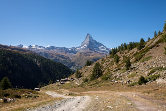 Hochalm mit traditionellen H&uuml;tten am Sunnegga Gornergrat des Matterhorn &uuml;ber Zermatt Schweiz
