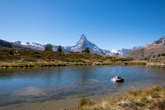 Leisee mit Spiegelung des Schweiz Wahrzeichen Matterhorn am Sunnegga &uuml;ber Zermatt im Sonnenschein des Sommer
