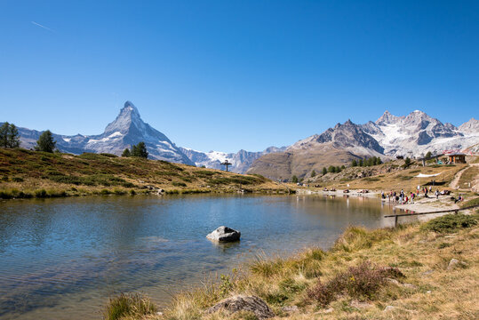 Leisee mit Spiegelung des Schweiz Wahrzeichen Matterhorn am Sunnegga &uuml;ber Zermatt im Sonnenschein des Sommer