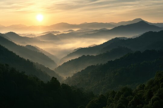 Atemberaubendes Bergtal bei Sonnenaufgang mit bewaldeten H&uuml;gelketten