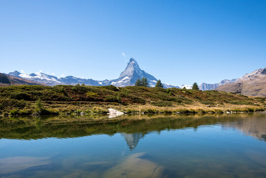Leisee am Sunnegga mit Spiegelung des Matterhorn an sonnigem Hochsommertag &uuml;ber Zermatt Schweiz
