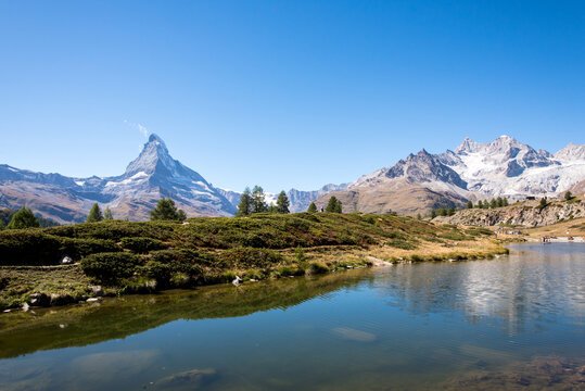 Leisee am Sunnegga mit Spiegelung des Matterhorn an sonnigem Hochsommertag &uuml;ber Zermatt Schweiz