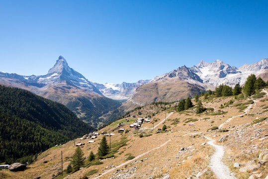 Hochalm Sunnegga mit Gourmetstrasse und Matterhorn Blick &uuml;ber Zermatt Schweiz