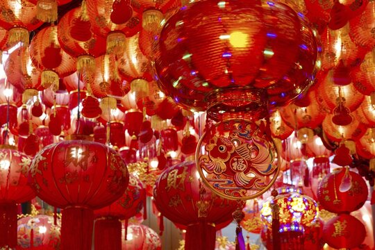 Traditional Chinese lanterns, numerous lanterns hanging from the ceiling, Wat Mangkon Kamalawat, Yaowarat Road, Chinatown, Bangkok, Thailand