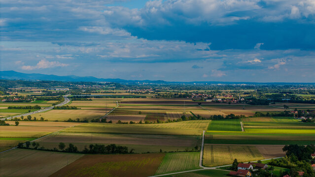 Blick auf landwirtschaftliche Fl&auml;chen und Wolken &uuml;ber der Landschaft in Deutschland
