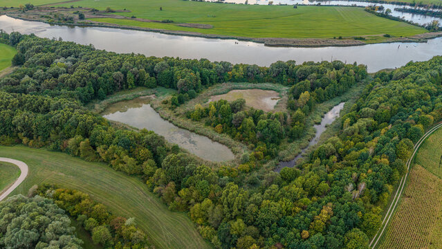 Gr&uuml;ne Landschaft mit Gew&auml;ssern und Fluss in Deutschland