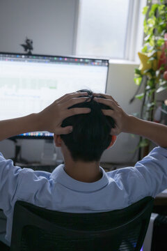 大学受験の勉強がわからず頭を抱える高校生、自宅学習で行き詰まり悩む受験生の顔無しの後ろ姿