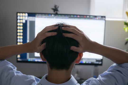 大学受験の勉強がわからず頭を抱える高校生、自宅学習で行き詰まり悩む受験生の顔無しの後ろ姿