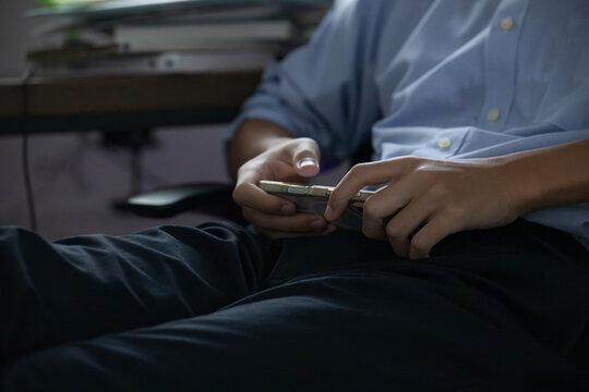 Students who can&rsquo;t concentrate on studying at home and play with their smartphones, students who use their smartphones while studying&mdash;beware of dopamine addiction. [Anonymous image]