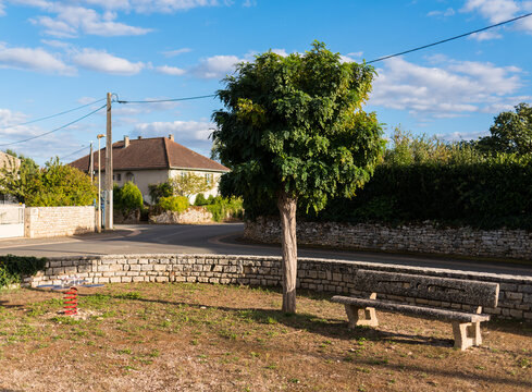 parc pour enfants avec un banc en b&eacute;ton