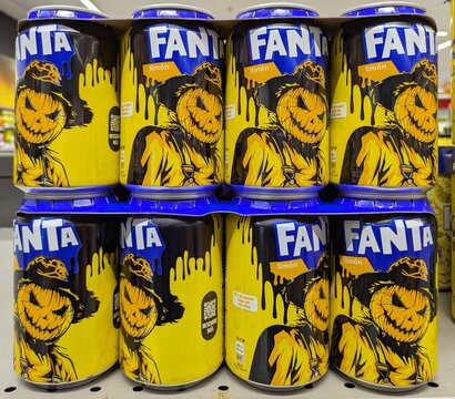 Latas de Fanta sabor lim&oacute;n, temporada de Halloween, con espantap&aacute;jaros con cabeza de calabaza y cara de jack-o'-lantern, en estanter&iacute;a de tienda Alcampo, Madrid, Espa&ntilde;a, 17 de septiembre de 2026