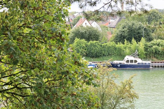 Blick auf den Wesel-Datteln-Kanal im Zentrum der Stadt Dorsten im Ruhrgebiet