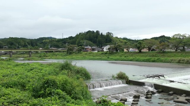 雨上がりに増水した太田川の堰を流れる水