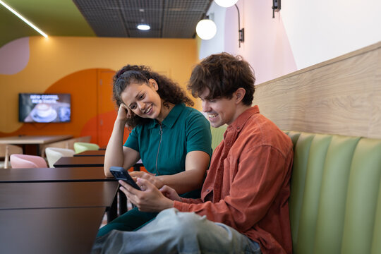 Students connecting with technology in a cafe
