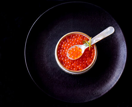 oeufs de saumon et cuill&egrave;re de service