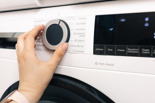 press the start button on the washing machine display, select and switch the washing mode on the touch screen, select the program for the dryer, control the washing machine, select the washing mode