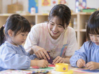 Obraz premium 幼稚園の先生,幼稚園教諭,幼稚園,先生,教諭,保育,幼児教育,教育,子ども,幼児,園児,保育者,教育者,女性教師,男性教師,日本人教師,保育園,認定こども園,教室,園庭,遊び,読み聞かせ,絵本,工作,お絵描き,歌,音楽,体操,外遊び,集団生活,子どもの成長,子育て,教育現場,保育現場,先生と子ども,コミュニケーション,笑顔,見守り,指導,授業,行事,運動会,遠足,入園,卒園,職業,仕事,写真素材,