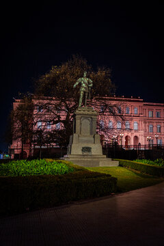 Monumento a Juan de Garay  y Casa Rosada - CABA Buenos Aires, Argentina