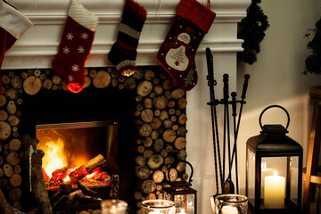 Obraz premium Christmas stockings hanging by the chimney