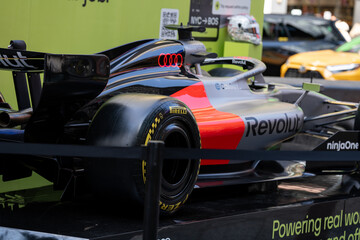 Fototapeta premium NEW YORK, USA – SEPTEMBER 16, 2026: a Formula 1 display car in Times Square with sponsor logos and a city street backdrop.
