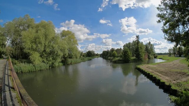 Zeitraffer von ziehenden Wolken im Spreewald