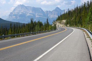 Obraz premium View at the mountains of Icefields highway in Canada