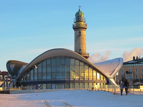 warnem&uuml;nde, deutschland - 19.02.2026 - wahrzeichen teepott im winter
