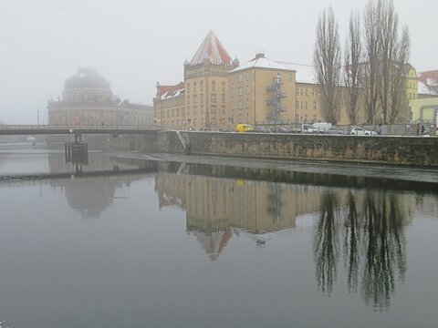 berlin, deutschland - bode-museum im winternebel mit wasserspiegelung