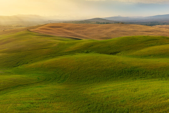 Les collines dor&eacute;es de la Val d&rsquo;Orcia au lever du jour