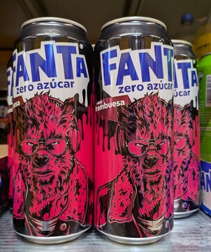 Tiempo de Halloween. Latas de Fanta sabor frambuesa, con un moderno hombre lobo con gafas y auriculares, en estanter&iacute;a de tienda Supeco, Madrid, Espa&ntilde;a, 17 de septiembre de 2026