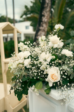 Rosas y flores blancas