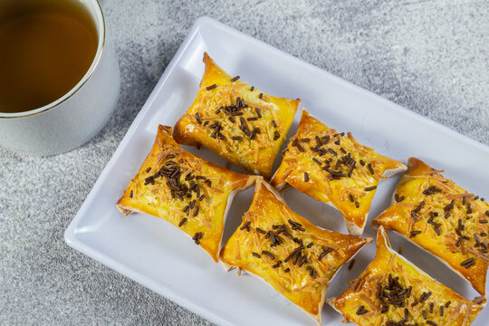 bolen kulit pangsit banana bolen pastries wrapped in wonton skin topped with grated cheese and chocolate sprinkles