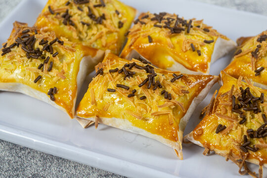 bolen kulit pangsit banana bolen pastries wrapped in wonton skin topped with grated cheese and chocolate sprinkles