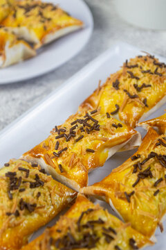bolen kulit pangsit banana bolen pastries wrapped in wonton skin topped with grated cheese and chocolate sprinkles