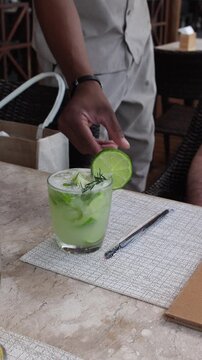 Tigela de frutas tropicais frescas como caju e manga sobre mesa r&uacute;stica ao ar livre, ingredientes coloridos e saud&aacute;veis durante viagem gastron&ocirc;mica pelo Nordeste