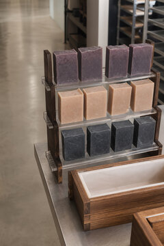 &Eacute;tag&egrave;res de s&eacute;chage d&rsquo;un petit atelier de savon