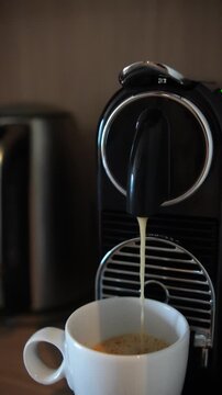 Caf&eacute; sendo servido de m&aacute;quina de espresso em x&iacute;cara branca, momento matinal de aconchego durante hospedagem em viagem