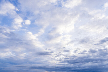 Obraz premium Dramatic Blue and Grey Cloudscape over Thailand at Dusk,A dramatic photograph of a transitional sky over Ban Ko, Samut Sakhon, Thailand, showing a contrast between deep blue upper sky with scattered.