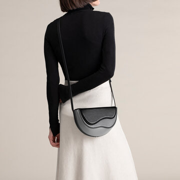 Minimal Fashion: Black Turtleneck With Leather Bag