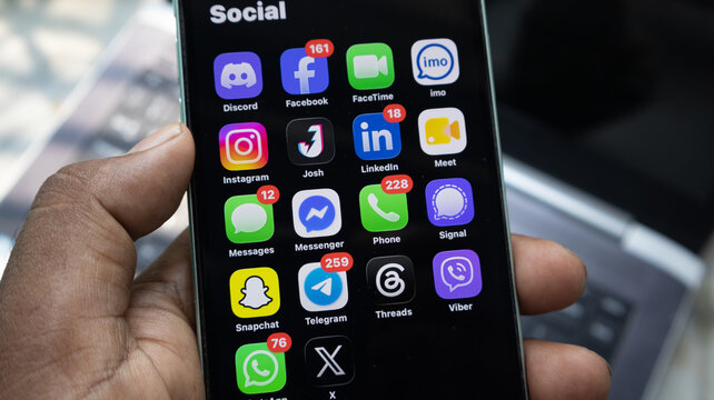 Smartphone screen interface displaying social media application icons with notification badges.
