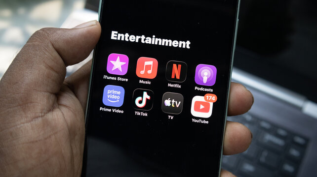 Smartphone screen interface displaying entertainment application icons and folders.