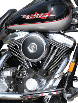 Detailansicht des verchromten V-Twin Harley-Davidson Motors und des Kraftstofftanks mit dem roten Markenlogo eines Harley-Davidson Motorrads, freigestellt auf wei&szlig;em Hintergrund, Oberglatt 17.9.2026