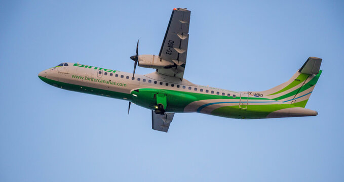 La Palma, Islas Canarias, Espa&ntilde;a. 31 de Julio 2026. Vista inferior en contrapicado de un avi&oacute;n turbopropulsor ATR 72-600 de Binter Canarias volando bajo un cielo azul despejado.