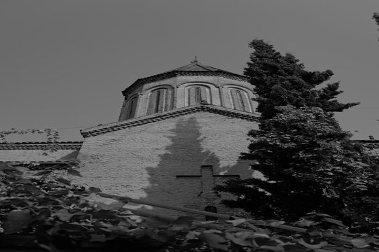&Eacute;glise orthodoxe &agrave; Tbilissi en G&eacute;orgie avec coupole octogonale en pierre et v&eacute;g&eacute;tation environnante