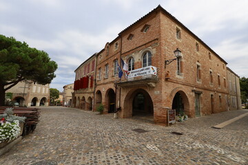 Fototapeta premium Bâtiment typique, vue de l'extérieur, village de Auvillar, département du Tarn et Garonne, France