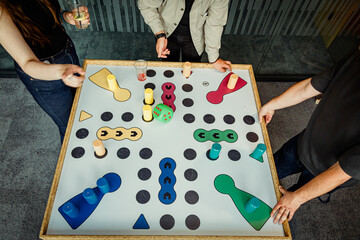 Gra planszowa ludo chińczyk © Studio Migafka