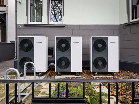 Eine Kaskade mit 6 W&auml;rmepumpen vor einem Altbau Mehrfamilienhaus in Oberhausen, Deutschland